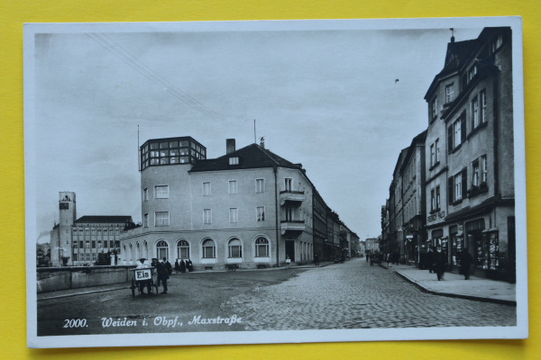 AK Weiden in der Oberpfalz / 1930-1940er Jahre / Maxstraße / Geschäfte / Eis Verkäufer Eiswagen / Straßenansicht